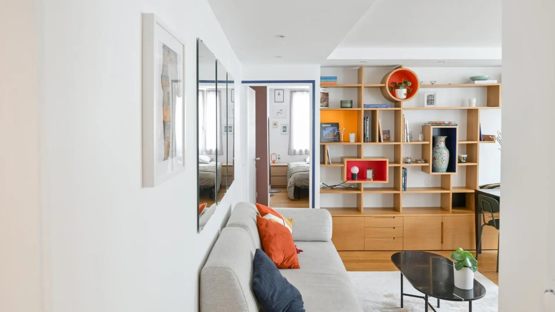 Architect-Designed Apartment In Le Marais District contacts